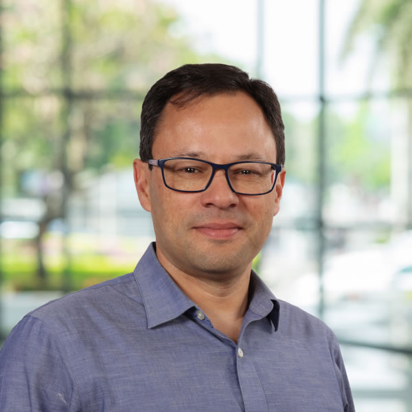 Man met bril in kantooromgeving