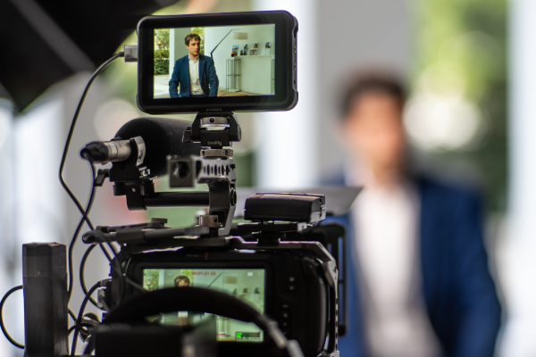 Ripresa video di una persona in studio